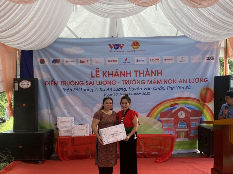 ThanhLongTon trao tài trợ và quà lưu niệm cho trường